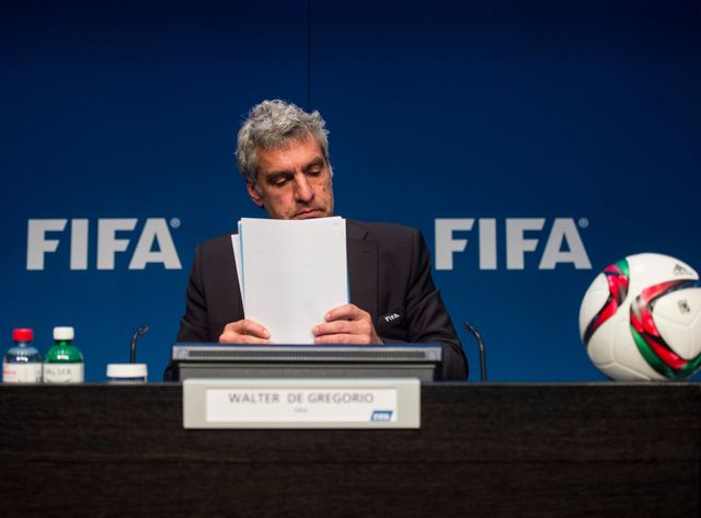 Le responsable de la communication de la Fifa en conférence presse ce mercredi.