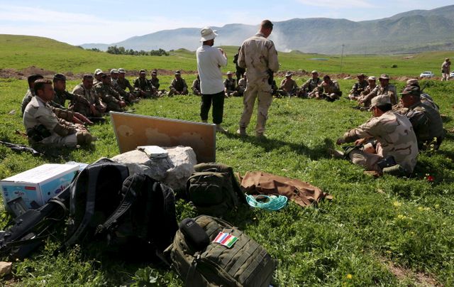 Militaires de la coalition avec des combattants kurdes