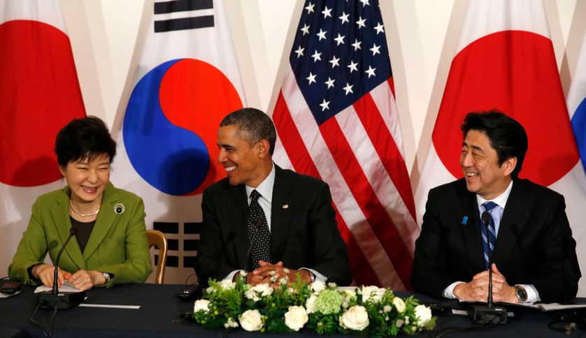Park Geun-hye, présidente de Corée du Sud, Barack Obama et Shinzo Abe, Premier Ministre du Japon, le 25 mars 2014