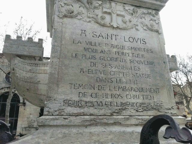 Stèle de la stratue de Saint-Louis à Aigues-Mortes