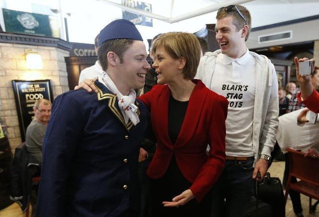 Nicola Sturgeon, leader du parti national écossais (SNP) à l'aéroport d'Edimbourg
