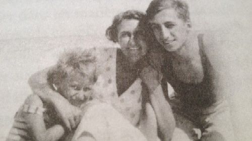Roland Barthes ( à droite) avec sa mère et son frère Michel