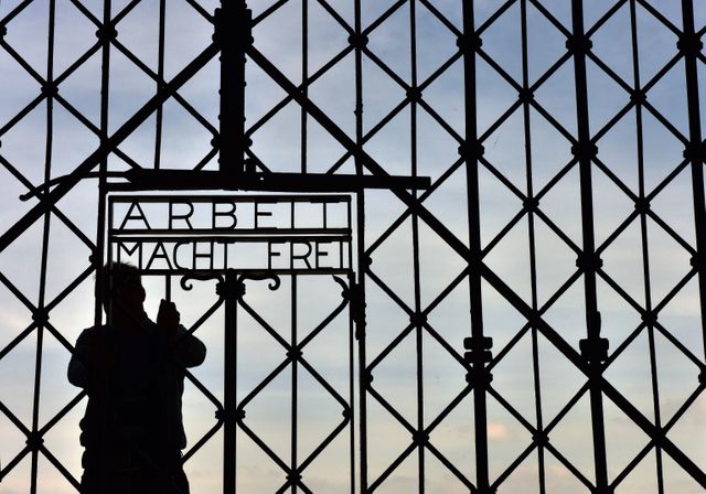 Une réplique de la porte d'entrée du camp de Dachau a été installée. La vraie ayant été volée en novembre 2014.