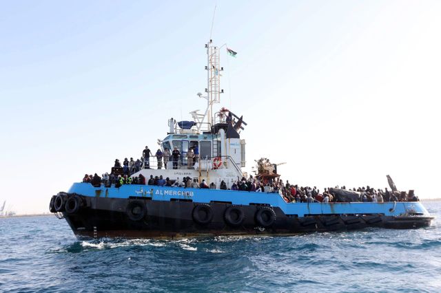 Un bateau de migrants au large des côtes italiennes