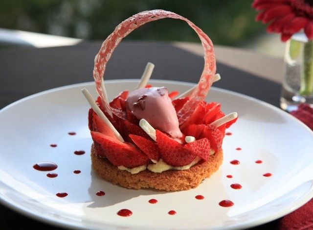 Tarte fraises, rhubarbe, thym citron.