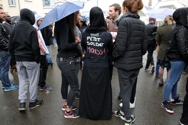 Au lendemain de la mort de Moussa, 300 personnes se sont retrouvées spontanément à Trappes.