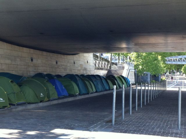 Des migrants sous un pont à Paris