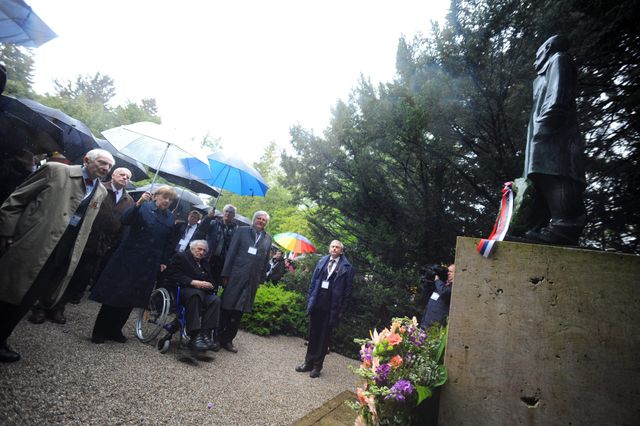 Angela Merkel était entourée par d'anciens déportés de Dachau et des vétérans américains.