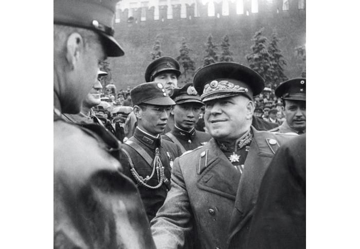 Moscou, mai 1945. Maréchal G. Joukov & les attachés militaires étrangers, 2 généraux chinois