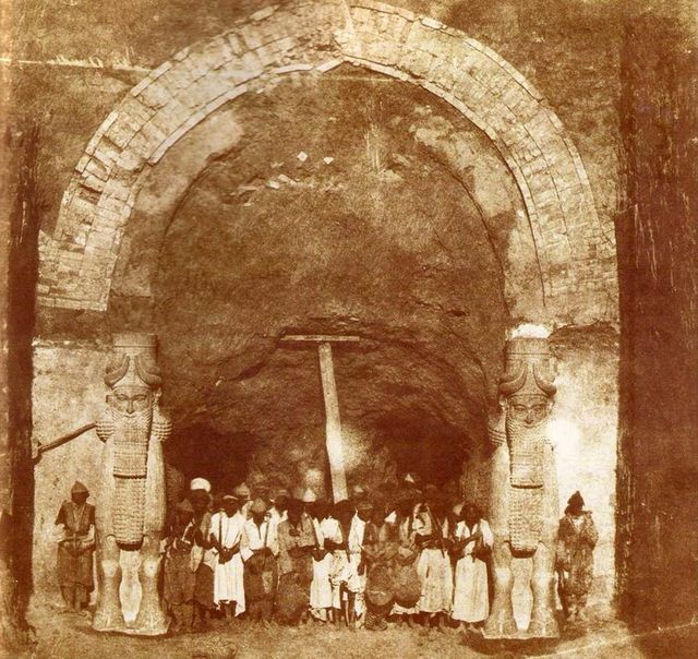 Une des portes du palais de Khorsabad lors des fouilles de Victor Place - Gabriel Tranchard en 1853