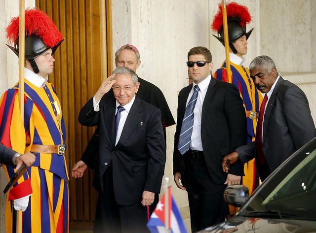 Une dizaine de gardes suisses en grand uniforme étaient au garde-à-vous devant le bâtiment pour accueillir Raul Castro