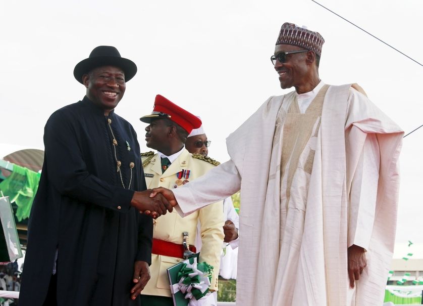 Passation de pouvoir entre (à g.) Goodluck Jonathan, ancien président du Nigéria & Mohamed Bouhari à Abuja, Nigeria.