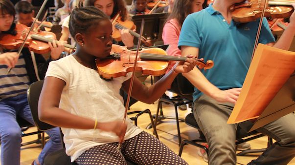 Salie, 9 ans, en troisième année d'orchestre Démos. (© Victor Tribot Laspière / France Musique)