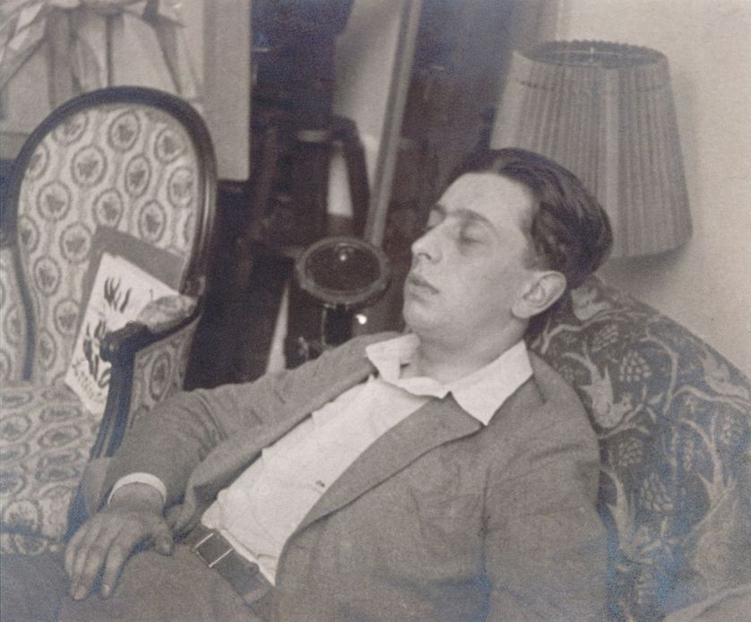 Robert Desnos en pleine expérience narcoleptique chez André Breton, en 1922