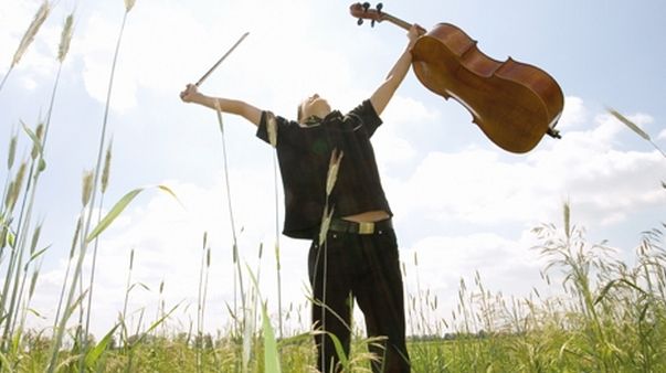 Un violoncelliste dans les champs_603x380