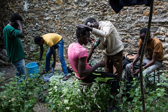Suite à leur évacuation du square Saint Bernard, puis de la Halle Pajol, environ 50 migrants se réfugient au Bois Dormoy
