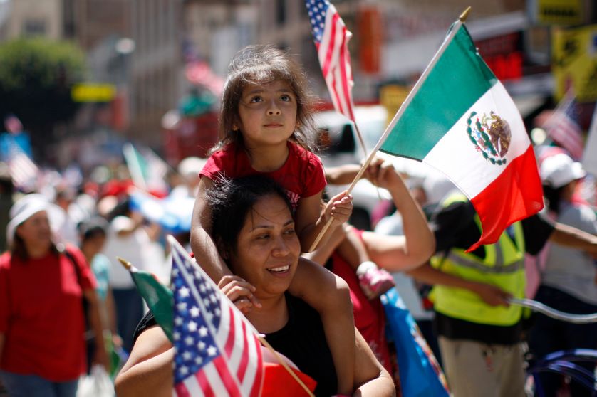 Une mère et sa fille, portant des drapeaux mexicains et américains lors de la Marche des Travailleurs Immigrés, 2 Mai 2013, Los