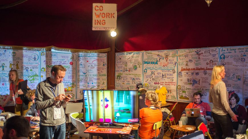 Coworking - 3e édition du Ouishare Fest, rencontres et débats autour de l'économie collaborative. 21 mai 2015