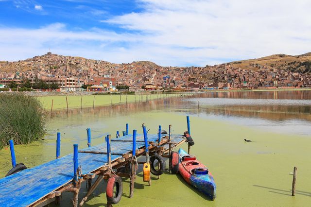 Ponton sur le lac Titicaca, Pérou