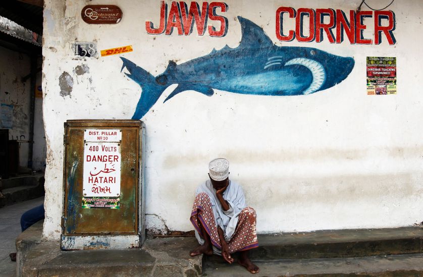 Un homme assoupi dans les rues du centre historique de Stone Town, sur l'île de Zanzibar.