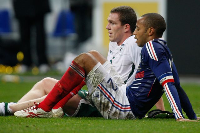Thierry Henry et le capitaine irlandais Richard Dunne en 2009