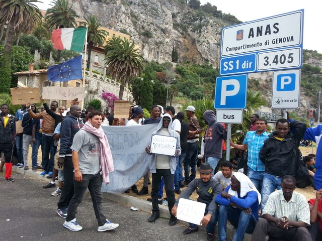 Des migrants de la corne d'Afrique manifestent à la frontière pour pouvoir passer en France