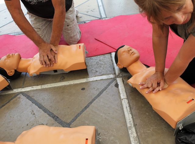 En cas d'arrêt cardiaque, seul un un Français sur cinq connaît les gestes à pratiquer.