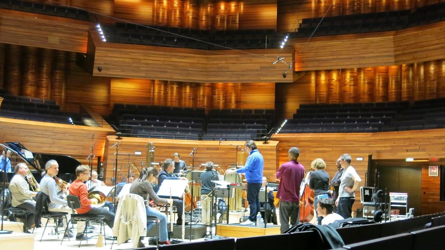 Carte Blanche à Bruno Mantovani ! Auditorium Radio-France, vendredi 22 mai 2015, 14h40 - répétition du Philar' dirigé par le compositeur Bruno Mantovani & les techniciens en charge de la prise de son (de g. à d.) Annick Haumier©Radio France
