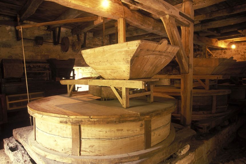 Reconstitution d'une meule rotative du 13ème siècle