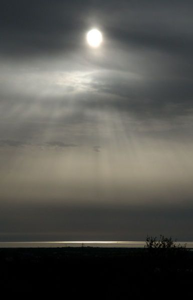 Aube nuageuse sur la mer