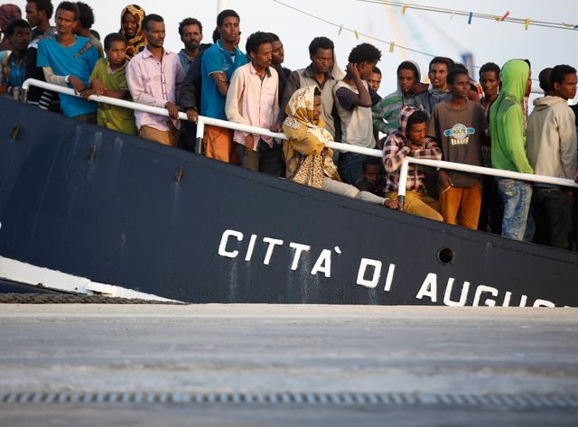 Arrivée de migrants dans le port de Pozallo, en Sicile.