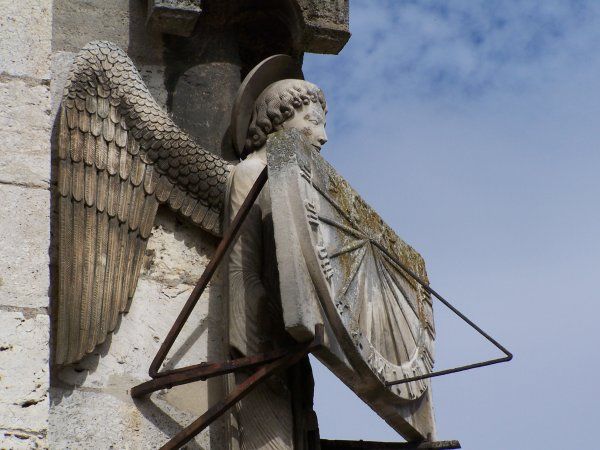 L'ange au cadran angle sud ouest de la cathédrale de Chartres ©D.R.