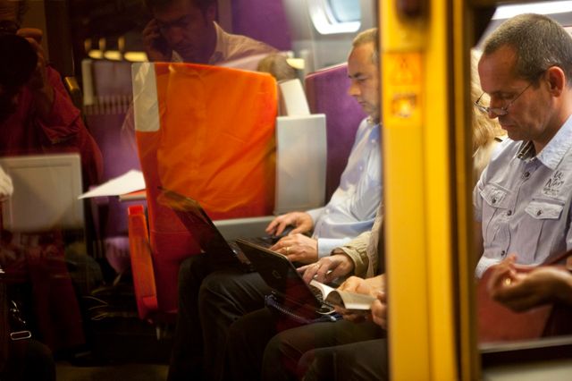 Hommes d'affaires, dans le train.