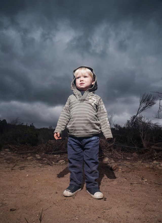 Jeune enfant dans la tempête