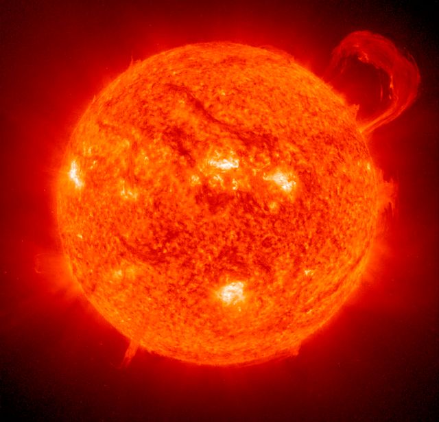 Explosion solaire par le téléscope SOHO (1999)