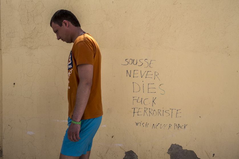 Un touriste près d'un graffiti à Sousse, Tunisie, 30 juin 2015