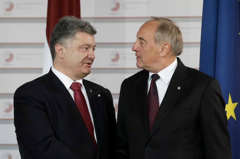 Le président letton Andris Berzins, accueille le président ukrainien Petro Porochenko