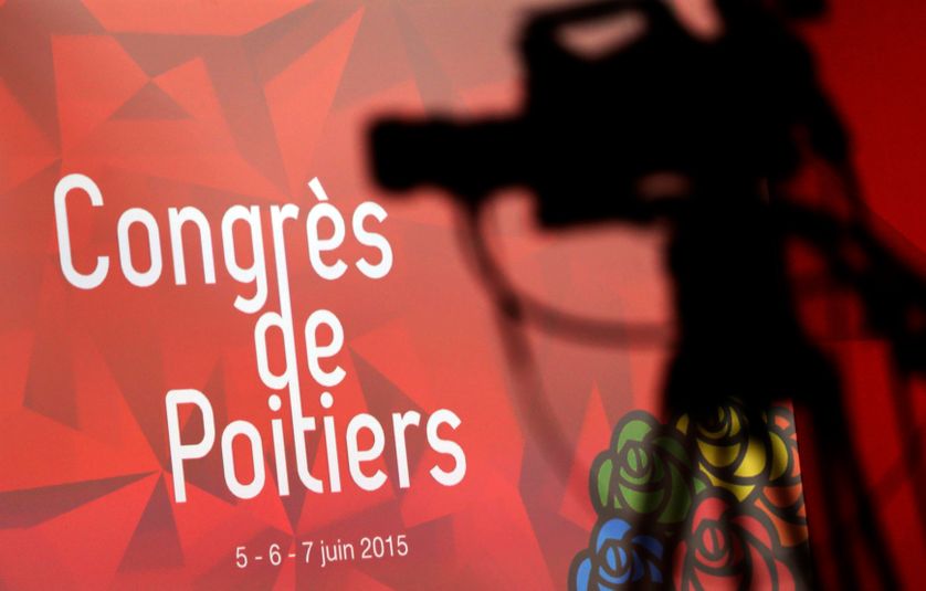 La silhouette d'une caméra de télévision est projetée sur un panneau annonçant le congrès du Parti socialiste