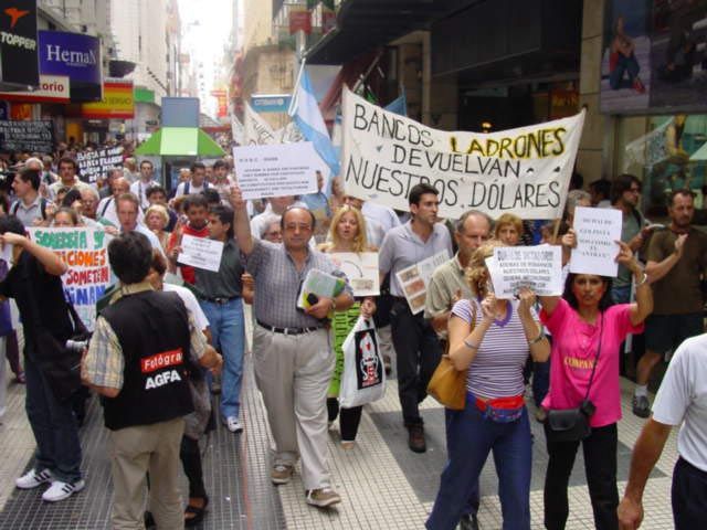 Manifestation à Buenos Aires en 2002, où on peut lire : "Banques, voleurs, rendez-nous nos dollars !"