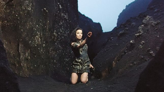 Björk surgissant des monts islandais dans "Black Lake"