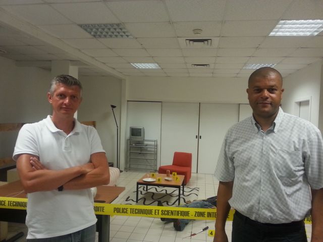 Légende: Le capitaine Franck Cabald, chef du centre national de formation, et Franck Studer, technicien en chef, au siège de la