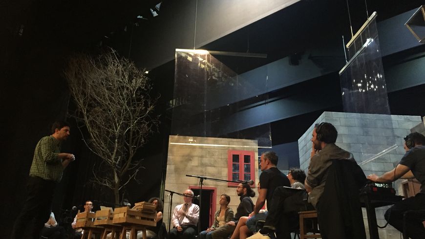 Tiago Rodrigues sur la scène du Théâtre National de Lisbonne avec les participants à l'enregistrement de By Heart