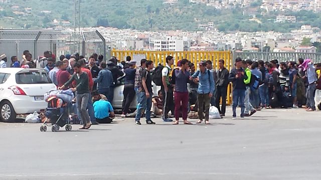 Les migrants patientent devant la capitainerie du Port de Mytilène – Lesbos