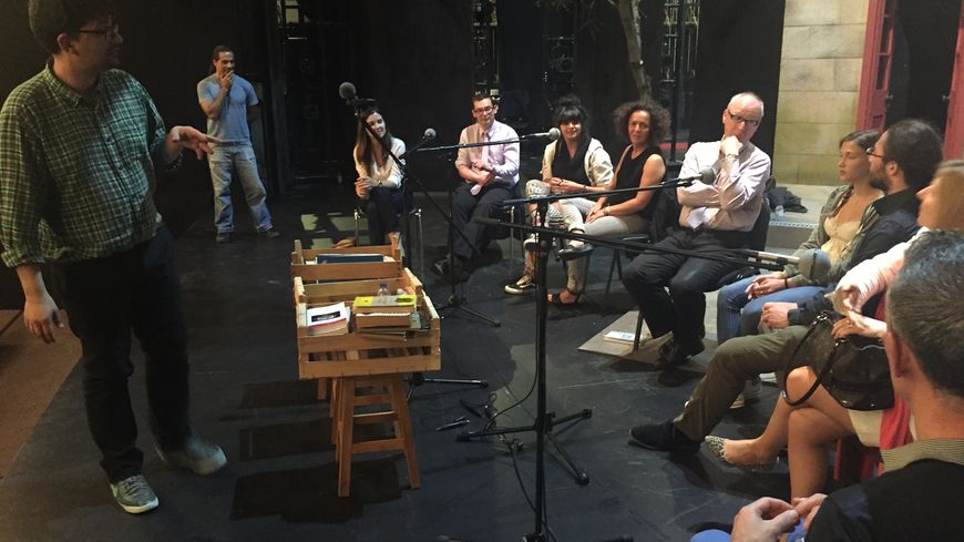 Tiago Rodrigues sur la scène du Théâtre National de Lisbonne avec les participants à l'enregistrement de By Heart