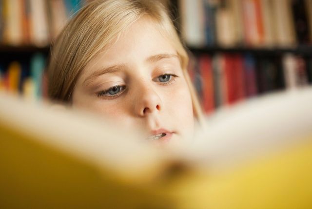 Illustration enfant qui lit