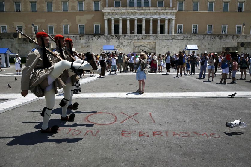 Gardes présidentiels grecs marchant à Athènes sur le slogan "Non au chantage", le 29 juin 2015