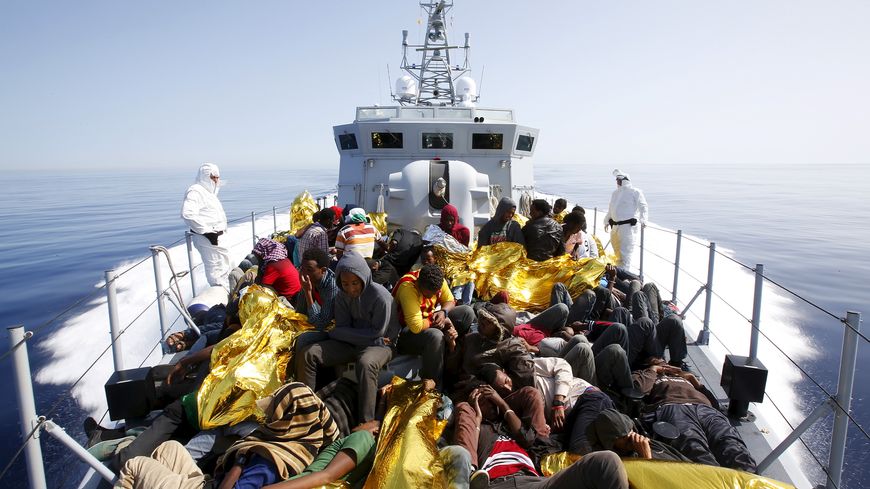 Un groupe de 300 migrants subsahariens, sur un bateau italien lors d'une opération de sauvetage près de Lampedusa