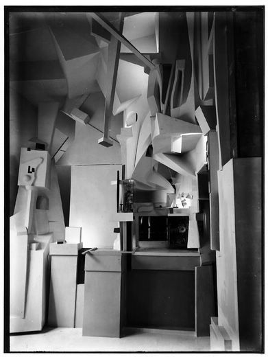 Kurt Schwitters : The Cathedral of Erotic Misery - Merzbau - Hanovre - 1924-1937.