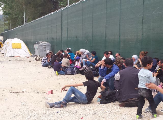 Devant le centre de rétention de l'île de Lesbos.