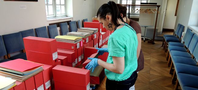 Dans les gros cartons de déménagement, des cartons plus petits. Ici, ceux des affaires criminelles